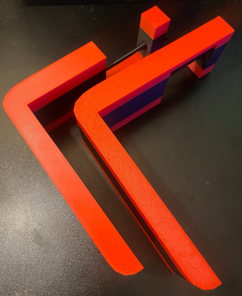 Airplane seat arm rest divider